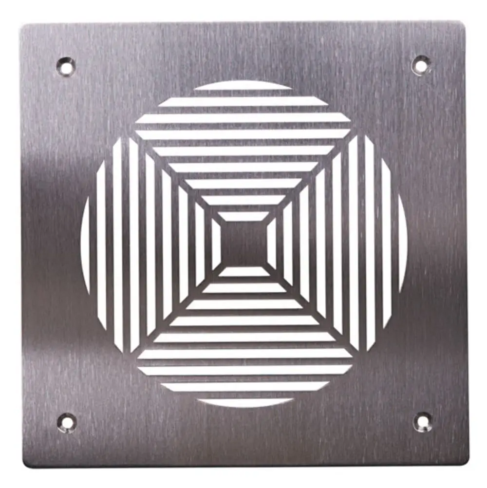 Edelstahlblende mit quadratischer Öffnung und gestreiftem Design, die Teil des Zuluftsystems von Pluggit ist. Sie wird zur Luftzufuhr in Wohnräumen eingesetzt.