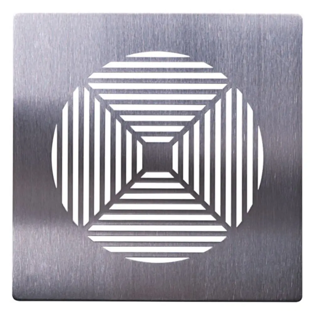 Edelstahl-Abluftblende mit einem geometrischen Design in quadratischer Anordnung, hergestellt von Pluggit. Die Oberfläche zeigt eingestanzte Streifen in einem runden Muster.