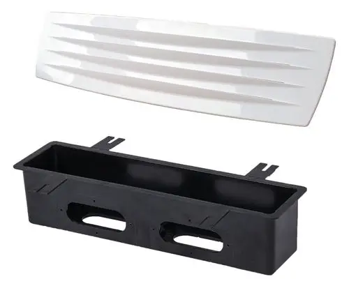 Pluggit Zuluft-Set bestehend aus einer weißen Design-Blende mit Längsrippen und einem schwarzen Montagesockel ohne sichtbare Maße.