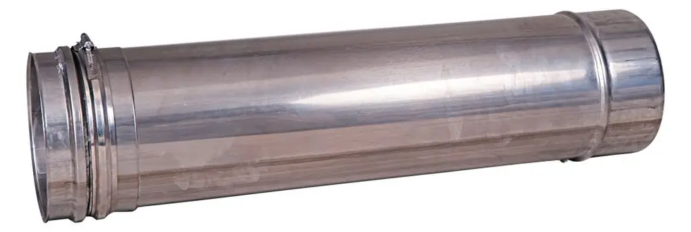 Edelstahlrohr mit glatter Oberfläche, montiert mit einer Klemme, von Pluggit. Das Rohr hat einen durchgehenden, zylindrischen Körper ohne sichtbare Öffnungen oder Verbindungen.