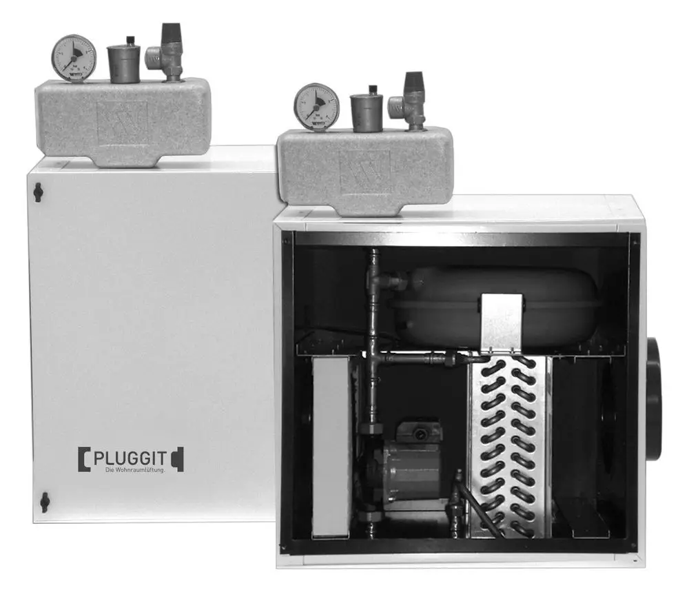 Sole-Erdwärmetauscher von Pluggit mit Energieeffizienzpumpe, sichtbar sind Druckmesser und Rohrleitungen im Gehäuse.