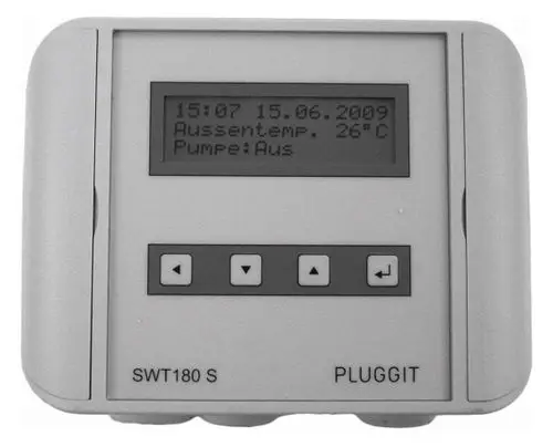 Steuerungseinheit von Pluggit mit Bildschirm, Anzeigefunktionen für Außentemperatur und Pumpenstatus, versehen mit Tasten zur Navigation und Einstellungen.