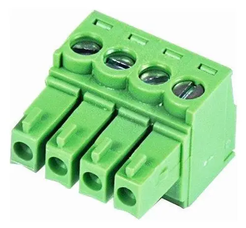 Grüner Anschlussblock von Pluggit mit vier Steckplätzen für elektrische Verbindungen, geeignet für verschiedene Anwendungen in elektronischen Geräten.