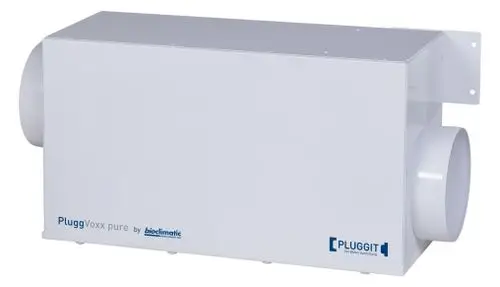 Weißes Lüftungsgerät mit zwei Luftanschlüssen, angebracht an einer Wand. Logo der Marke Pluggit sichtbar.