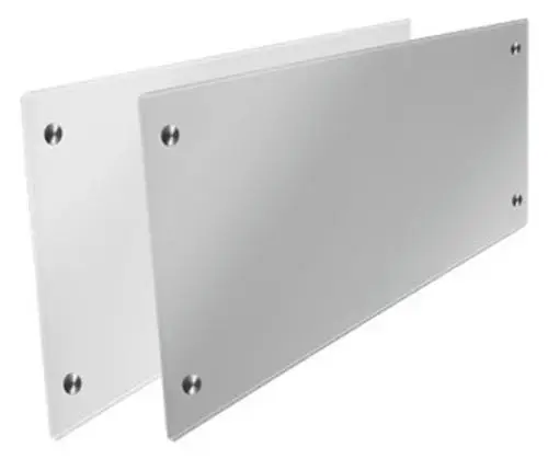 Pluggit Design-Blende aus Glas in Weiß, mit Montageösen, zur Verwendung in spezifischen Anwendungen, positioniert hinter schmalen Abdeckungen.