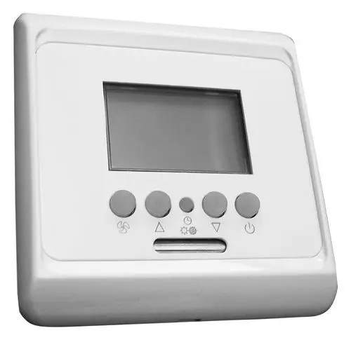 Elektronischer Raumregler von Pluggit, weißes Gehäuse mit digitalem Display und mehreren Tasten zur Steuerung. Eignet sich für verschiedene Heizsysteme.