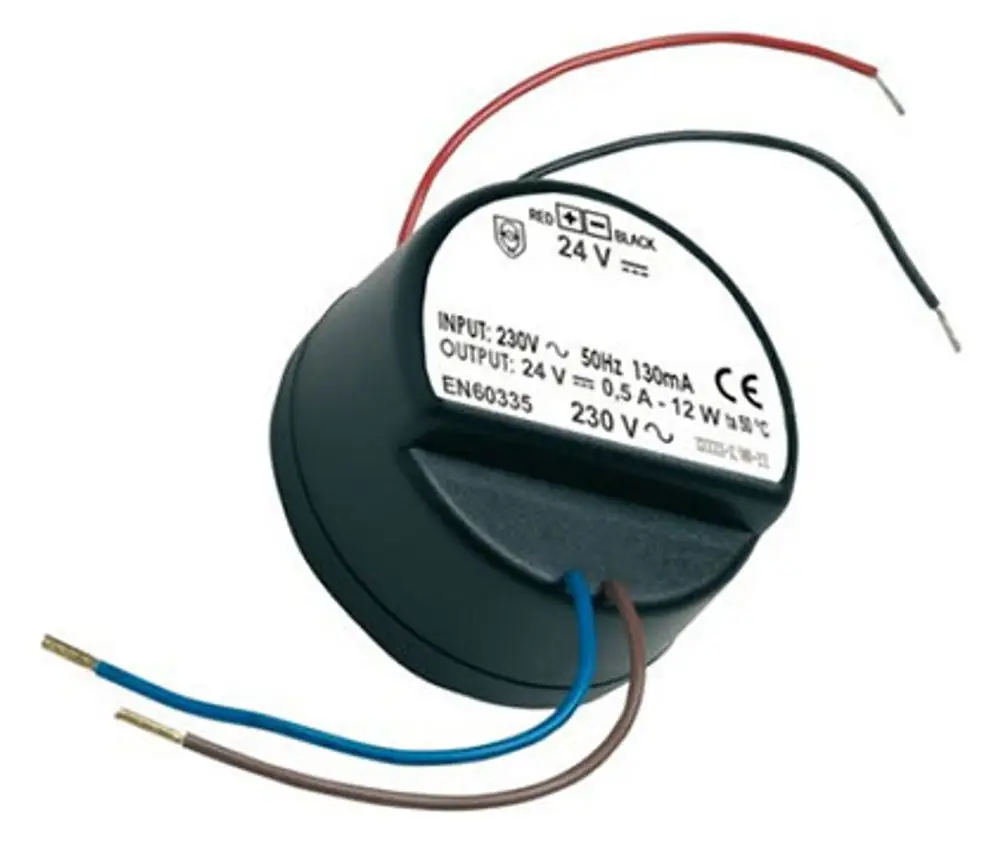 Unterputz-Netzteil mit Eingangs- und Ausgangsangaben, ausgelegt für 230 V und 24 V, mit daran befestigten elektrischen Drähten. Produkt von Pluggit.