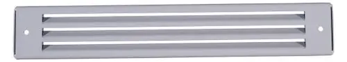 Lüftungsgitter in Silberfarbe mit horizontalen Schlitzen, geeignet für eine Laibungslösung. Produkt von Pluggit, zur Luftzirkulation in Räumen.