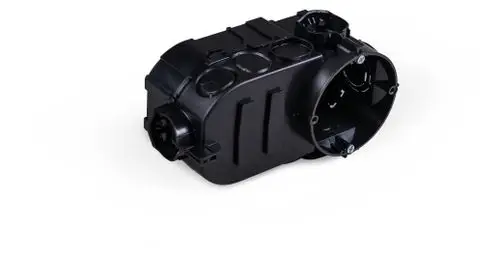 Schwarze Elektronikunterputzdose von Pluggit mit mehreren Anschlussöffnungen und einem Tunnel für Kabelverlegungen. Sichtbare Schrauben und montierbare Elemente.