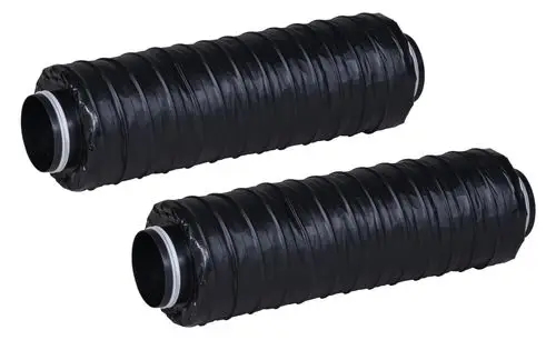 Zwei schwarze, flexible Verbindungsschläuche mit gewellter Oberfläche und zwei offenen Enden. Eignet sich für die Verwendung mit Pluggit Außen- und Fortluftleitungen.