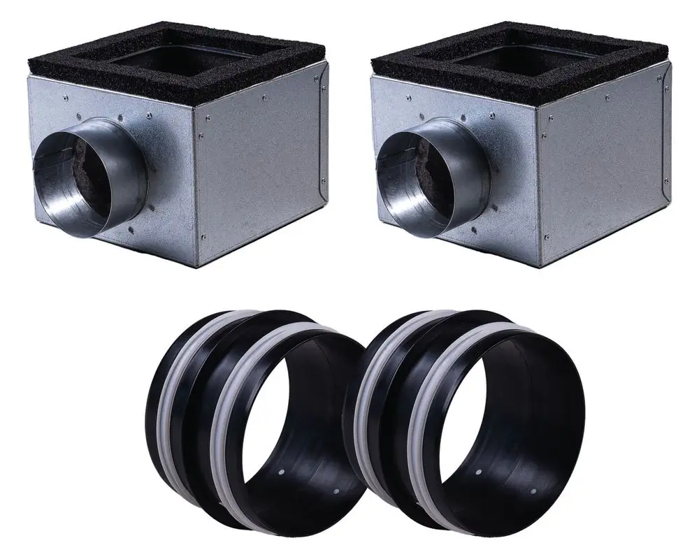 Zwei Verteilerkästen aus Metall mit runden Ausgängen und schwarzem Schaumstoff umwickelt. Dazu zwei flexible Verbindungselemente. Produkt von Pluggit.