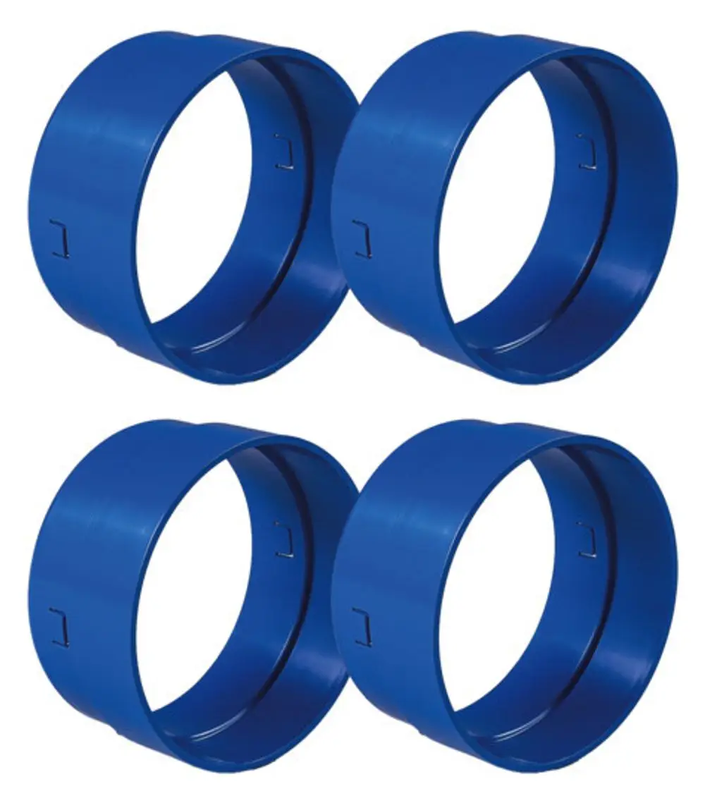 Vier blaue Ringe, die als Luftauslassverlängerungen von Pluggit dienen, liegen nebeneinander. Die Ringe haben je eine Einkerbung zur Befestigung.