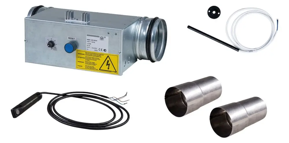 Externes elektrisches Vorheizregisterset von Pluggit, bestehend aus einem Heizgerät, einem Temperatursensor, Verbindungsschläuchen und zwei Metallrohren.