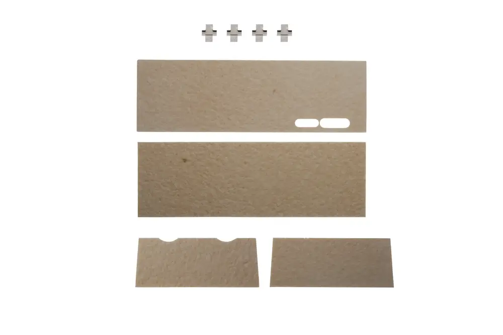 Brötje Isolierplatte, bestehend aus mehreren rechteckigen Platten in verschiedenen Größen, angeordnet mit Metalldetailteilen oben.