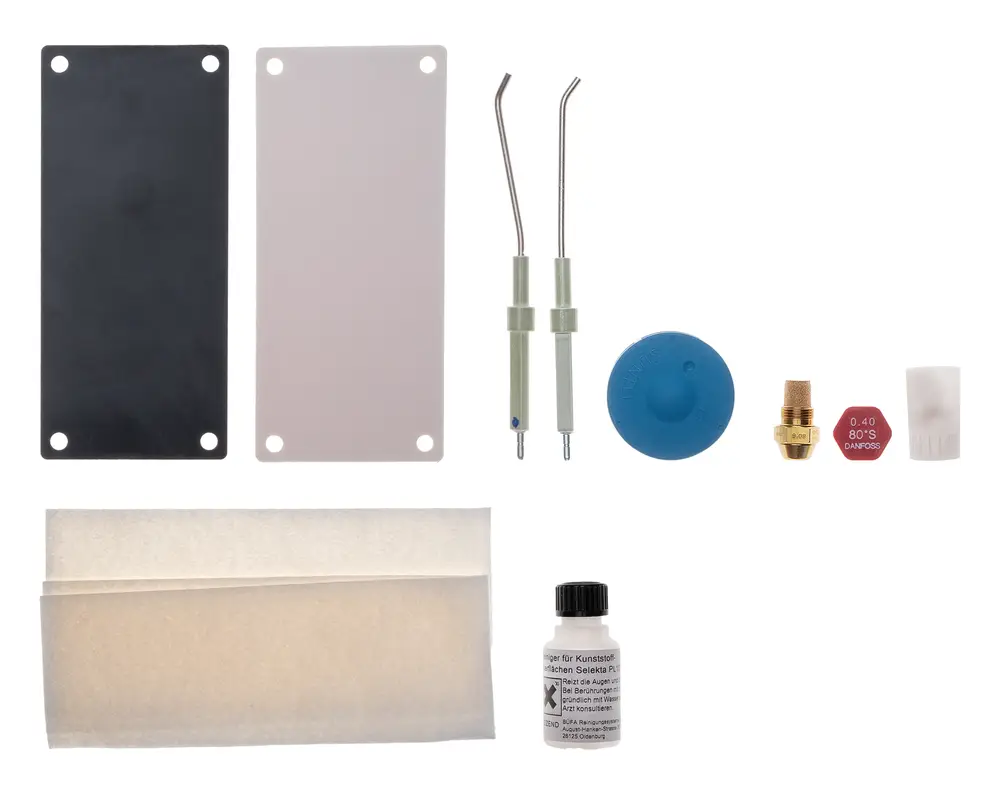 Wartungsset von Brötje mit verschiedenen Komponenten, darunter zwei Platten, Werkzeuge, ein Ventil, eine Flasche mit Flüssigkeit und Filterpapier.