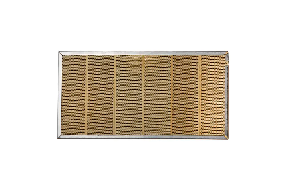 Metallene Brennerplatte mit durchlöchertem Muster, umgeben von einem schmalen Rahmen, geeignet für die Verwendung in Brötje Heizgeräten.