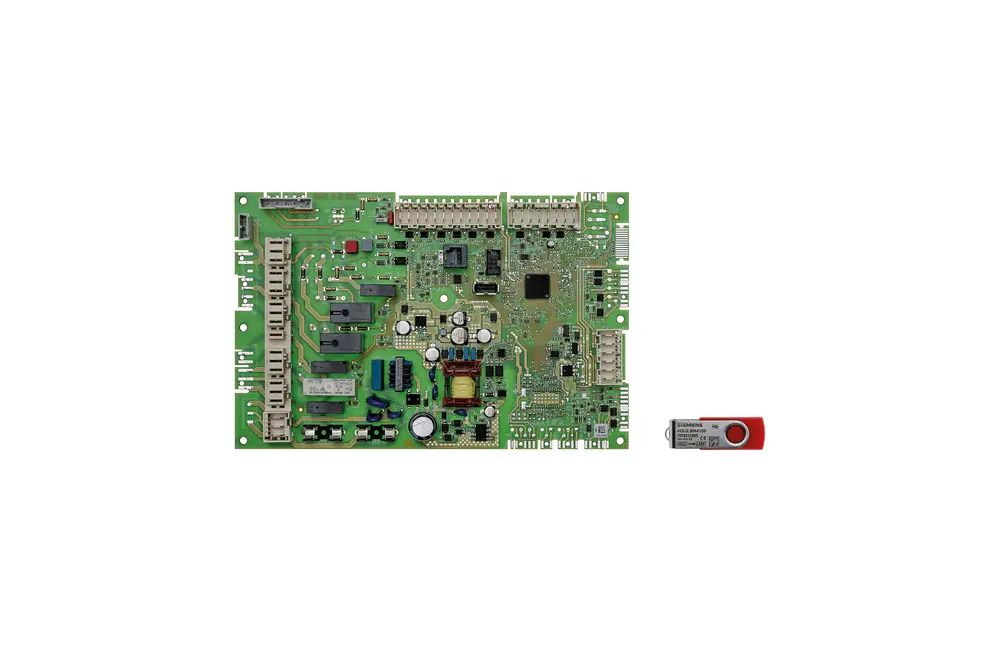 Grüne Leiterplatte von Brötje mit verschiedenen elektronischen Bauteilen, darunter Widerstände, Kondensatoren und Chips, sowie einem USB-Stick im Vordergrund.