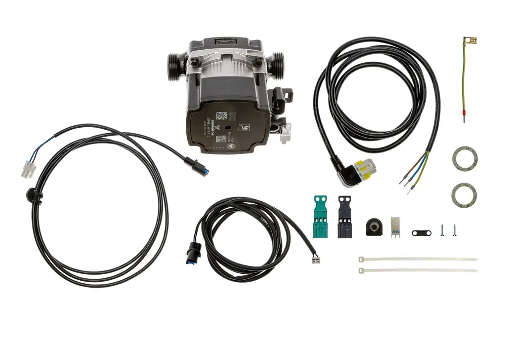 Brötje Pumpe mit mehreren Kabeln und Anschlüssen, inklusive elektrischer Stecker, Gummis, Halterungen und Befestigungselementen, zur Verwendung in Heizsystemen.