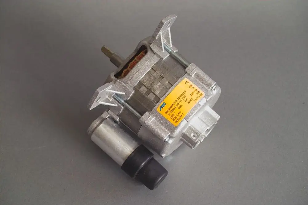 Brötje-Motor mit silbernem Gehäuse, Anschluss für Kabel sowie einer flachen Seitenfläche. Eignet sich für verschiedene Anwendungen im technischen Bereich.