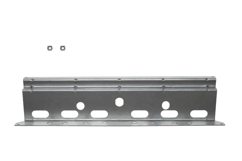 Halter aus Metall mit mehreren Löchern und Ausschnitten, möglicherweise zur Montage und Befestigung, in der Nähe von zwei quadratischen Befestigungselementen. Marke Brötje.