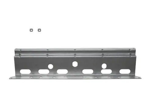 Halter aus Metall mit mehreren Löchern und Ausschnitten, möglicherweise zur Montage und Befestigung, in der Nähe von zwei quadratischen Befestigungselementen. Marke Brötje.