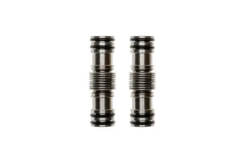 Zwei verchromte, zylindrische Bauteile mit Rillen und O-Ringen, liegend auf weißem Hintergrund. Teile könnten als Zubehör für Brötje Produkte dienen.