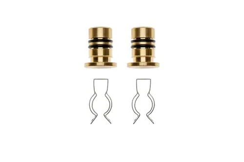 Set mit zwei goldfarbenen Bauteilen und zwei Federclips, die möglicherweise Teil eines Heizkolllektors von Brötje sind. Klar strukturierte Anordnung auf hellem Hintergrund.