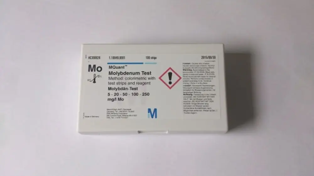 Brötje Molybdän-Test-Kit in einer weißen Verpackung. Enthält Teststreifen zur farbbasierten Molybdänmessung. Sicherheitswarnung auf der Rückseite.