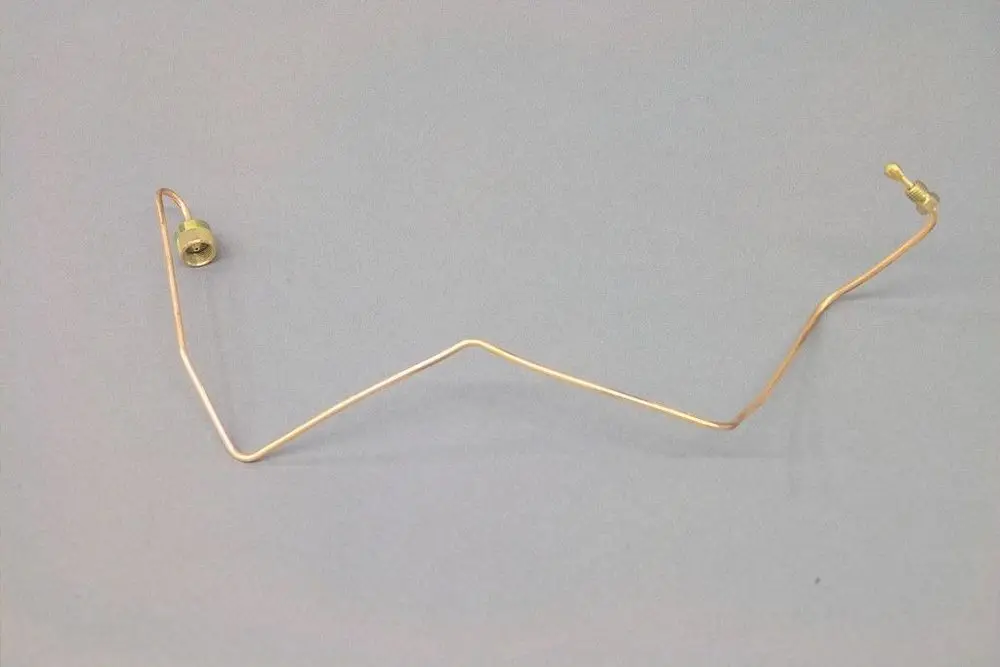 Brötje Öldruckleitung in gebogener Form aus metallischem Material mit Anschlussstellen an beiden Enden.