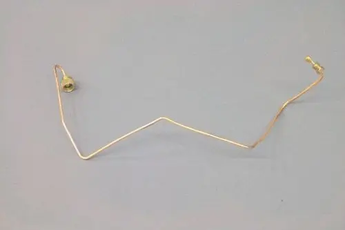 Brötje Öldruckleitung in gebogener Form aus metallischem Material mit Anschlussstellen an beiden Enden.