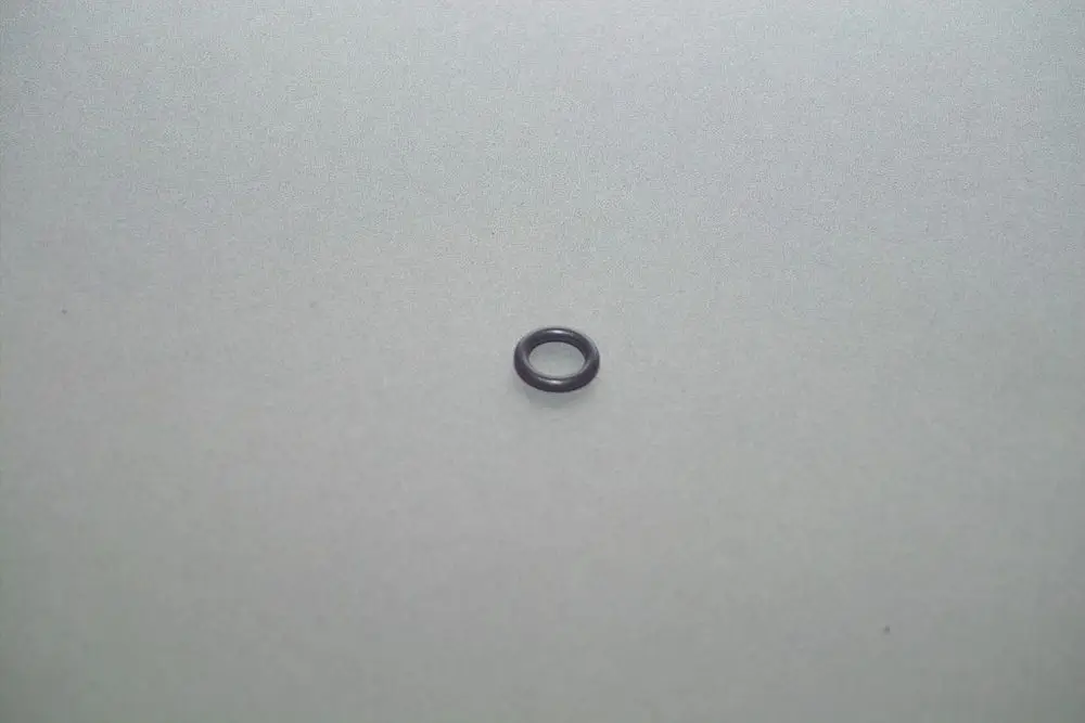 Schwarze Gummidichtung von Brötje auf grauem Untergrund, runde Form mit gleichmäßiger Stärke, für technische Anwendungen verwendbar.
