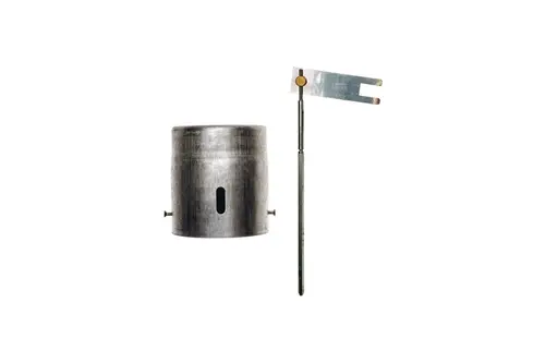 Brötje Flammenrohr aus Metall mit runder Form und seitlicher Öffnung, begleitet von einem langen, metallenen Messstab mit einer aufgesetzten Skala.