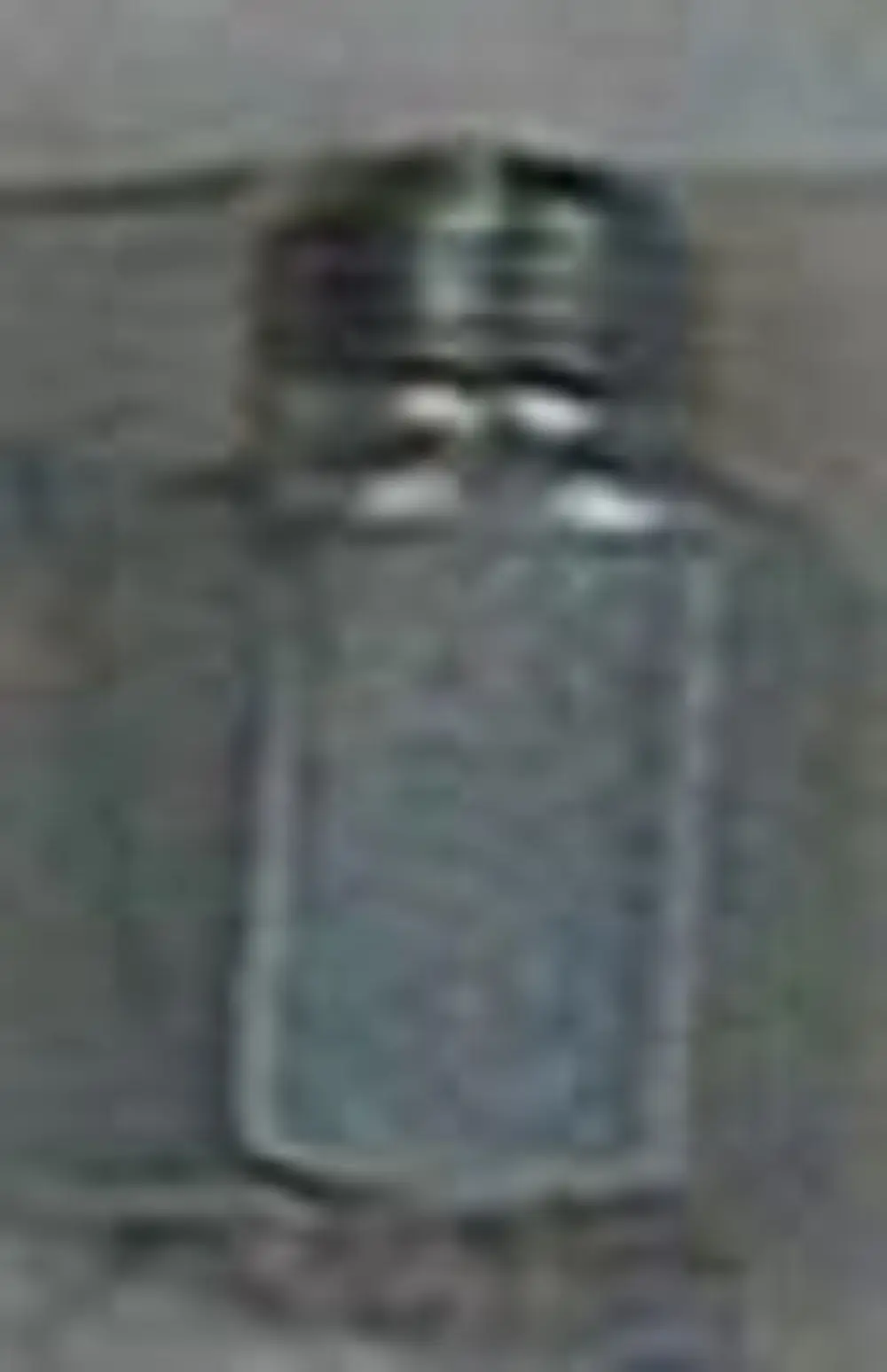 Brötje Nippel in transparenter Verpackung, sichtbar mit metallischem Verschluss. Klar erkennbare Form. Positioned auf einer neutralen Oberfläche.