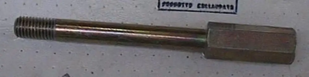 Brötje Produkt, zylindrisches Metallteil mit einem mittleren Gewinde am Ende und einer sechseckigen Form auf der gegenüberliegenden Seite.
