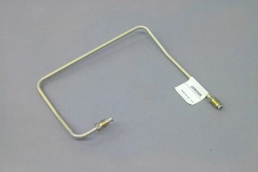 Brötje Öldruckleitung aus Metall, gebogen mit zwei Anschlussenden, auf neutralem Hintergrund dargestellt.