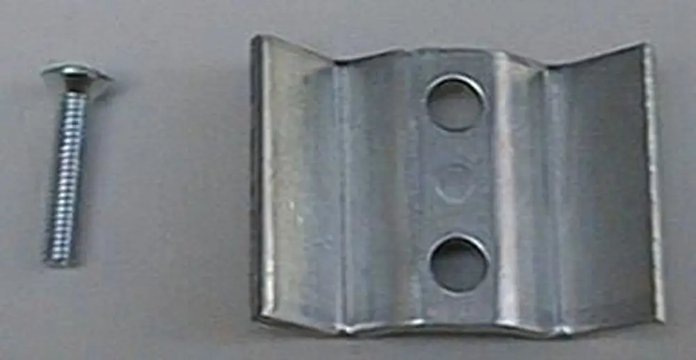 Brötje-Befestigungselement bestehend aus einem Metallwinkel mit zwei Löchern und einer Schraube, zur Montage in verschiedenen Anwendungen.