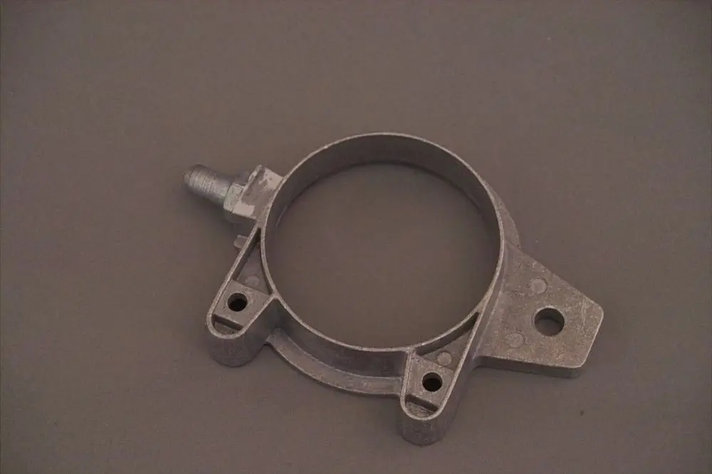 Brennerflansch aus Metall, mit runder Öffnung und einem seitlichen Anschluss. Geeignet für die Verwendung in Brötje-Heizsystemen.