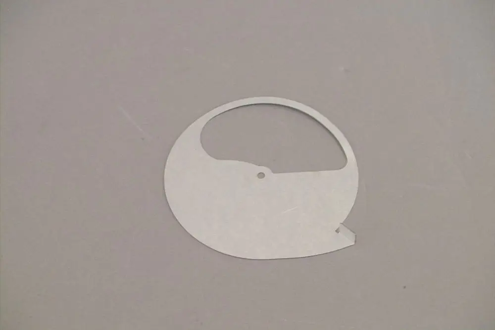 Brötje Luftklappe in runder Form, aus leichtem Material, mit einer Aussparung. Die Klappe hat einen einfachen, funktionalen Entwurf ohne zusätzliche Merkmale.