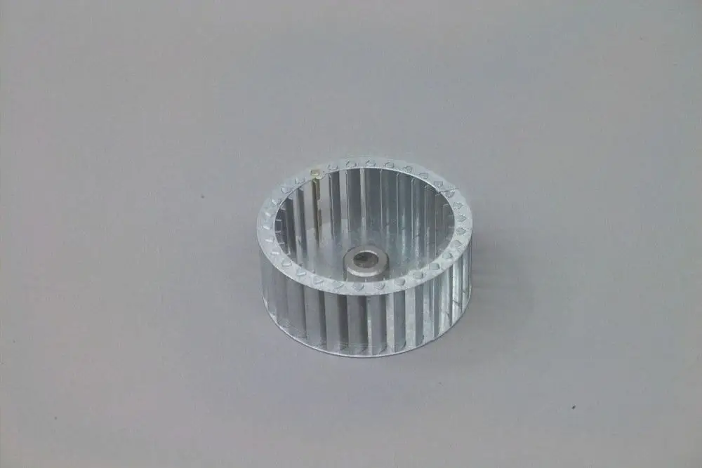 Brötje Gebläserad mit zylindrischer Form und vertikalen Kühlrippen, metallisch glänzend, auf neutralem Hintergrund.