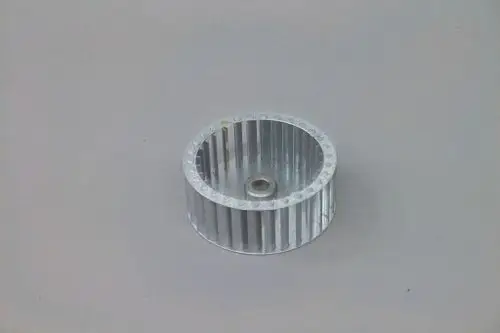 Brötje Gebläserad mit zylindrischer Form und vertikalen Kühlrippen, metallisch glänzend, auf neutralem Hintergrund.
