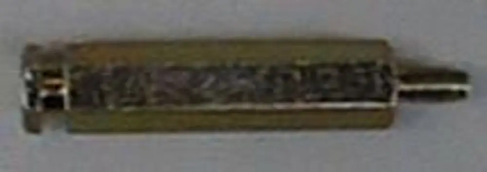 Brötje Schraubbolzen mit einer zylindrischen Form und zwei Anschlussenden, auf grünlichem Hintergrund abgebildet.