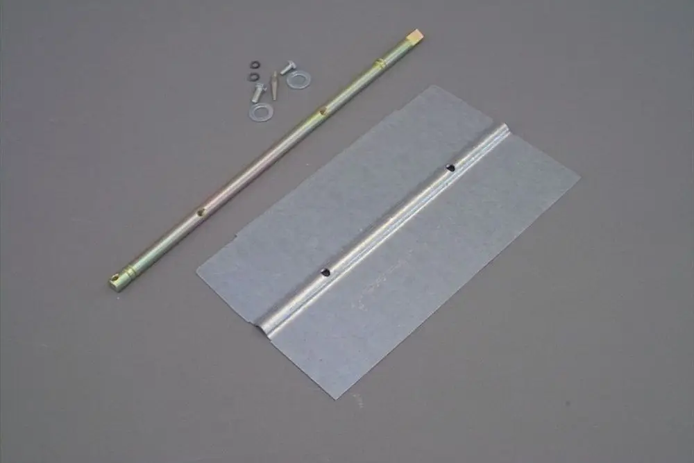 Brötje Luftklappe mit Metallkomponenten, inklusive einer langen Stange und mehreren Montageschrauben sowie Unterlegscheiben, auf grauem Hintergrund angeordnet.