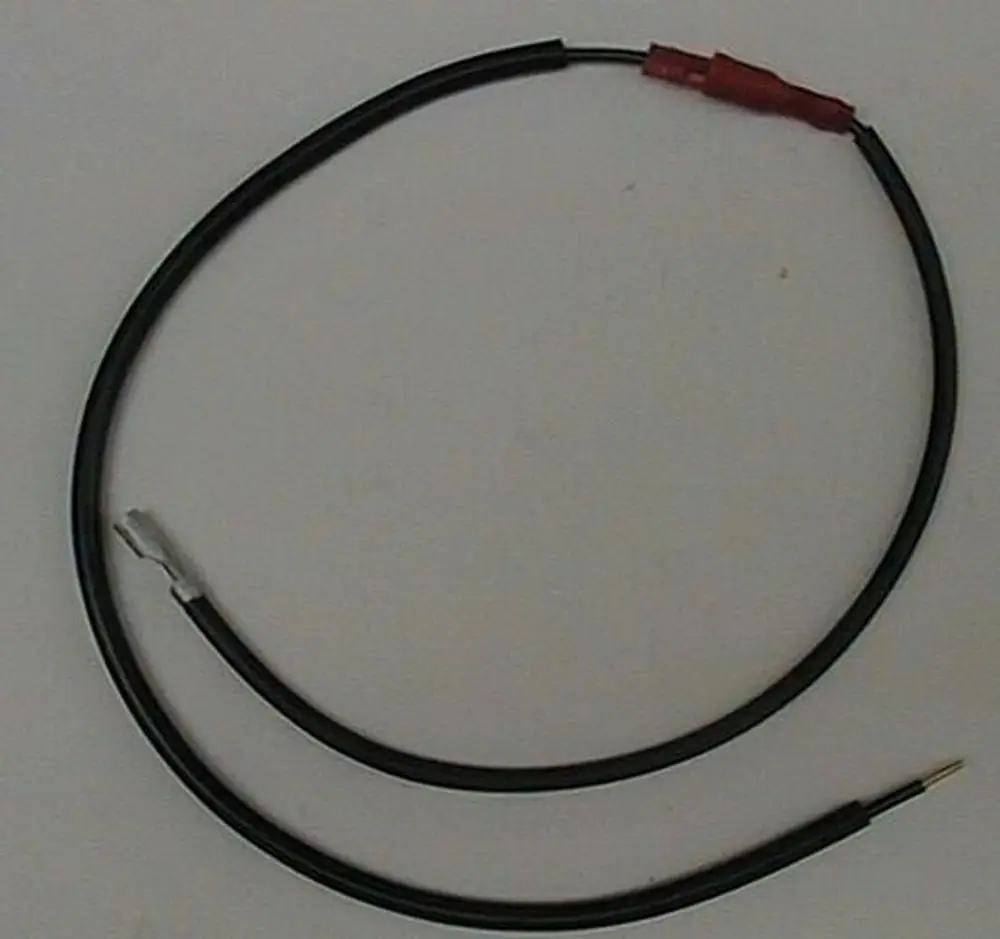 Schwarzes Kabel mit einem roten Spitzenanschluss und einer offenen Endkappe, geeignet für Elektroinstallationen, möglicherweise eine Ionisationsleitung von Brötje.