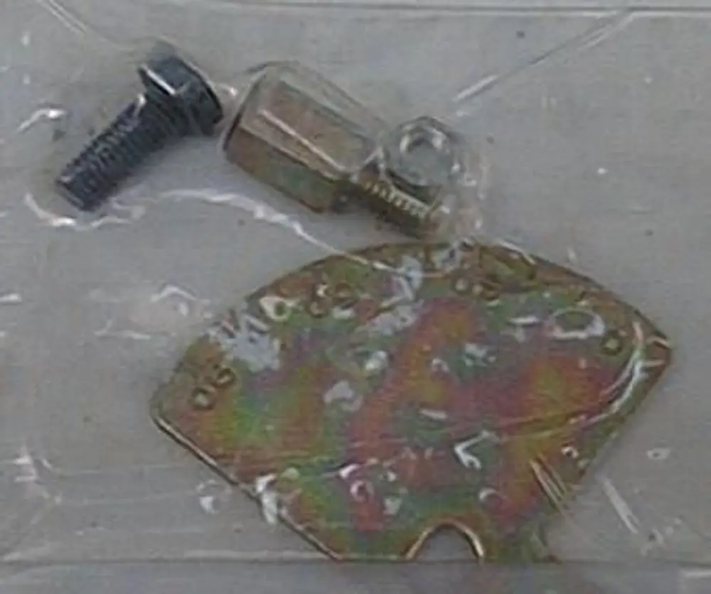Brötje Scalensegment mit einem Schraubenzubehör in einer durchsichtigen Verpackung. Das Segment zeigt eine metallische Oberfläche mit verschiedenen Farben.
