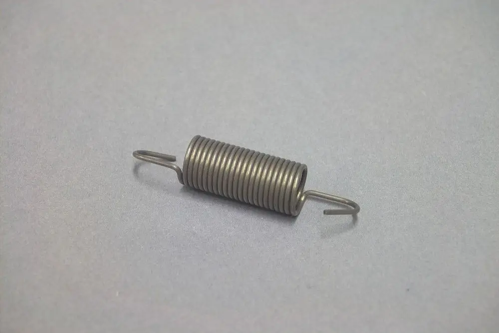 Feder von Brötje, spiralförmig, mit zwei Endhaken. Eignet sich zur mechanischen Energieübertragung in verschiedenen Anwendungen.