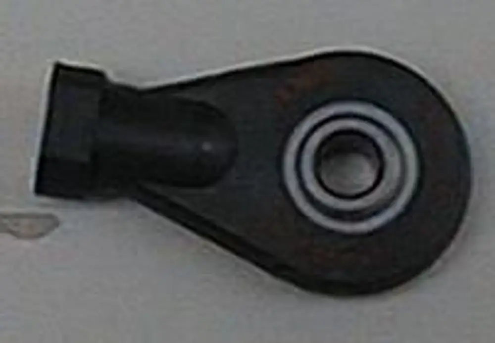 Schwarzes Kugelgelenk von Brötje, mit einer runden Öffnung in der Mitte und einem seitlichen Anschlussstück, auf hellem Untergrund abgebildet.