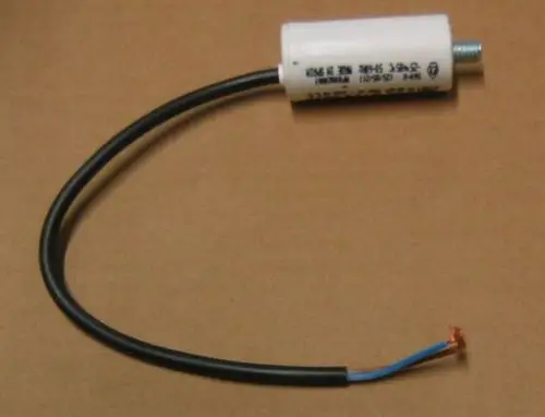 Brötje Komponente mit einem zylindrischen Gehäuse und zwei Anschlusskabeln, eines blau, eines kupferfarben, für elektrische Anwendungen oder Geräte.