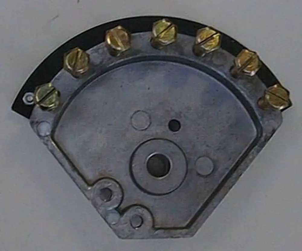 Metallisches Bauteil mit runder Form, mehreren Schraubenöffnungen und einer mittigen Öffnung. Diente als Bestandteil eines Brötje-Reglers.