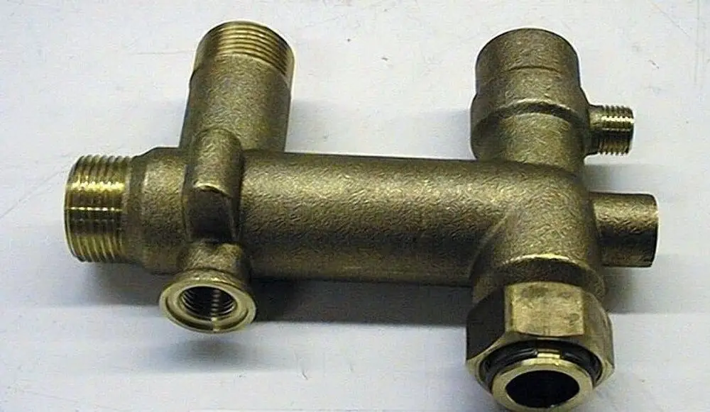 Vorausverteiler aus Messing, mit mehreren Anschlussgewinden, zur Verteilung von Wasserleitungen, geeignet für Heizungsanlagen, Marke Brötje.