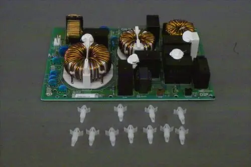 Brötje Elektronikfilterplatine mit mehreren Spulen, Widerständen und Bauteilen, sowie weißen Kunststoffhaltern in einer strukturierten Anordnung auf grünem Leiterplattenmaterial.